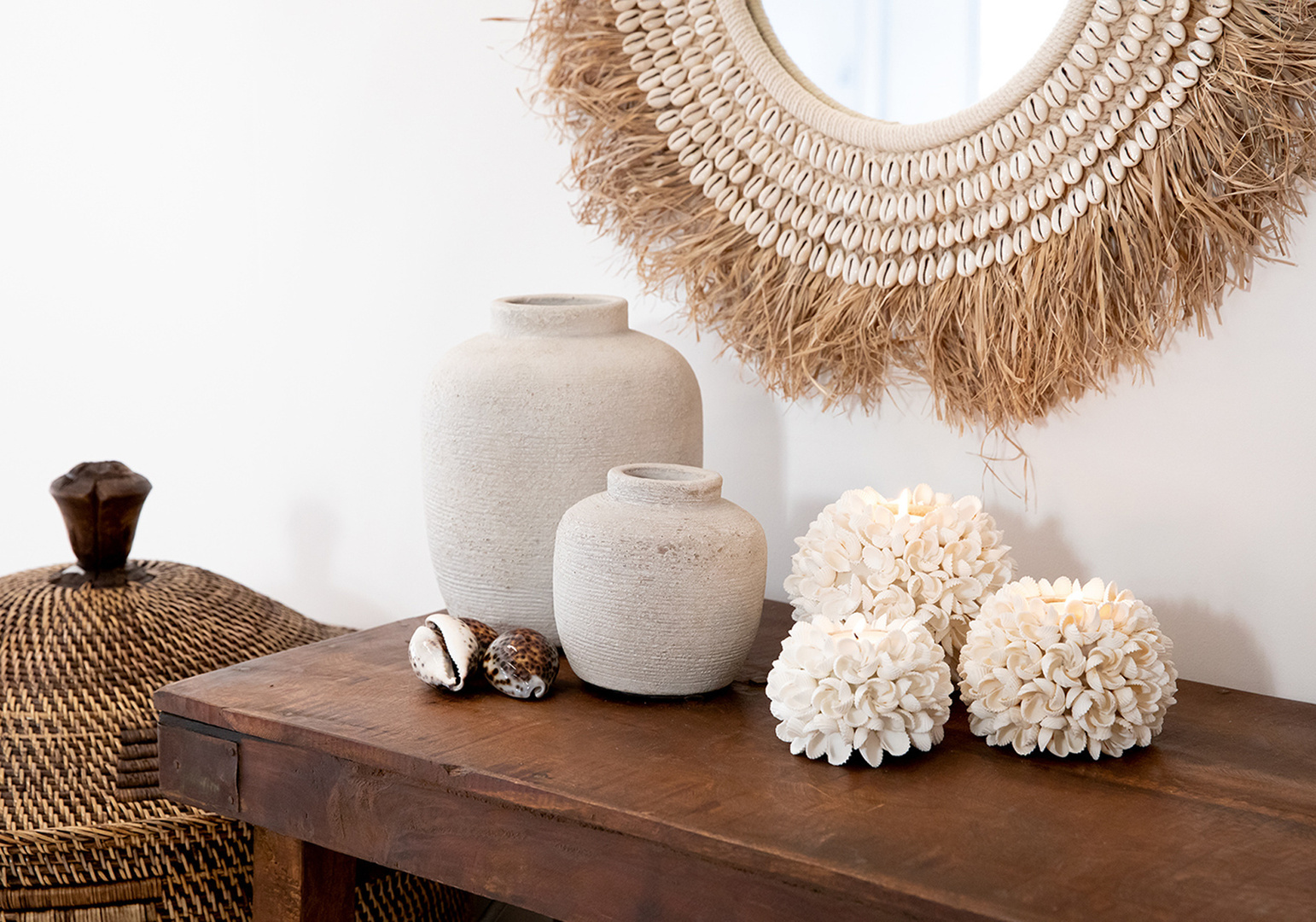Obejrzyj Raffia Cowrie Mirror - Natural White Raffia Cowrie Mirror - Natural White