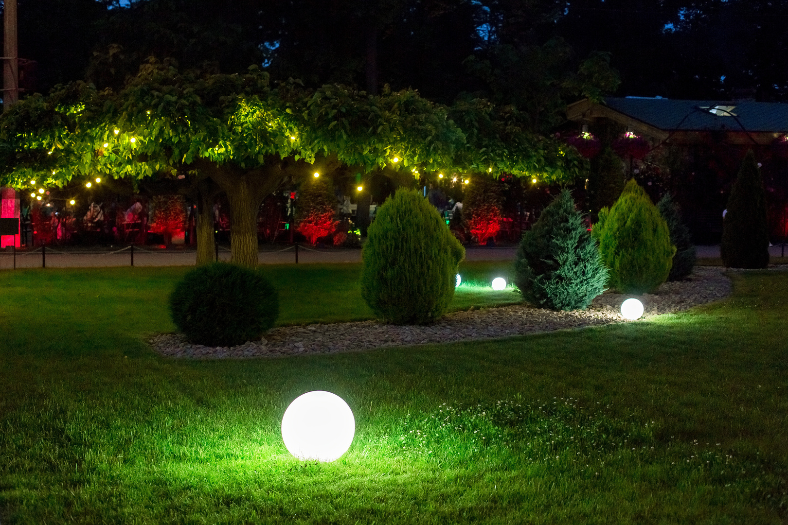 Zobacz Kula ogrodowa biała połysk - LUNA BALL 50 cm wraz z zestawem montażowym, kabel 3m, szpikulec - UV Kula ogrodowa biała połysk - LUNA BALL 50 cm wraz z zestawem montażowym, kabel 3m, szpikulec - UV
