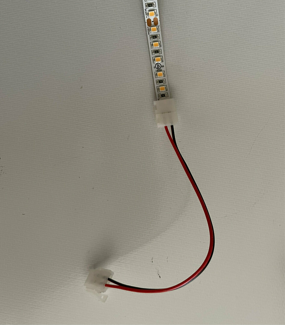 Zobacz Złącze taśmy LED 8mm 2-stronne przewód z 2 zatrz. Złącze taśmy LED 8mm 2-stronne przewód z 2 zatrz.
