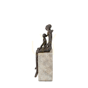 Rzeźba rodzina Gallery Direct The Three of Us z polyresinu czarno-szara 23x10x25 cm 2 Rzeźba rodzina Gallery Direct The Three of Us z polyresinu czarno-szara 23x10x25 cm small 2