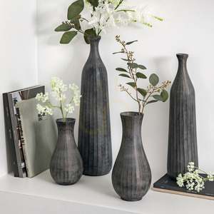 Wazon Gallery Direct Enya Small antyczny szary aluminium 12,5x23,5 cm 1 Wazon Gallery Direct Enya Small antyczny szary aluminium 12,5x23,5 cm small 1