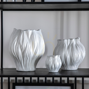 Wazon ceramiczny Gallery Direct Flora średni biały 21x19x21 cm 1 Wazon ceramiczny Gallery Direct Flora średni biały 21x19x21 cm small 1