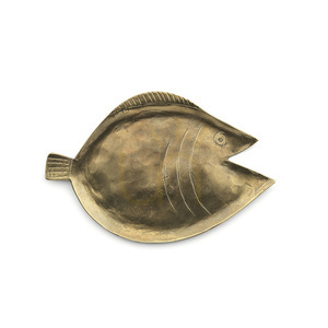 Mosiężna taca w kształcie ryby Bazar Bizar Dori L, złota, 18×12 cm small 4