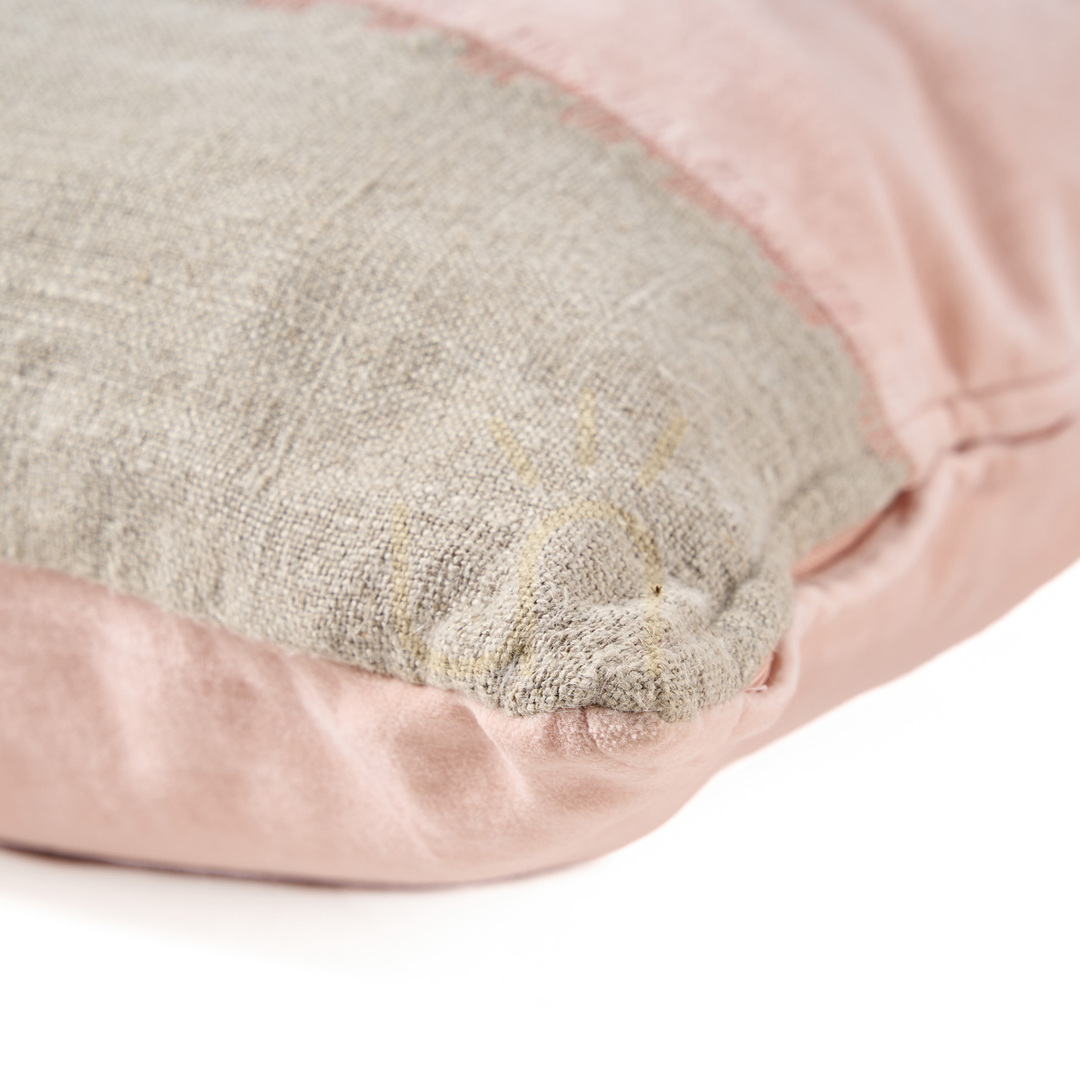 Obejrzyj Poszewka na poduszkę BAZAR BIZAR The Velvet Divorce Natural Pink 30 × 50 cm Poszewka na poduszkę BAZAR BIZAR The Velvet Divorce Natural Pink 30 × 50 cm