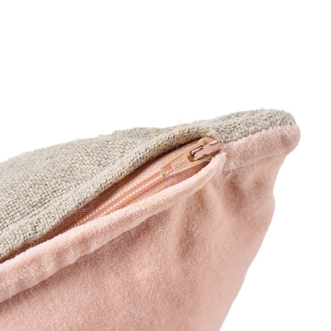 Sprawdź Poszewka na poduszkę BAZAR BIZAR The Velvet Divorce Natural Pink 30 × 50 cm Poszewka na poduszkę BAZAR BIZAR The Velvet Divorce Natural Pink 30 × 50 cm