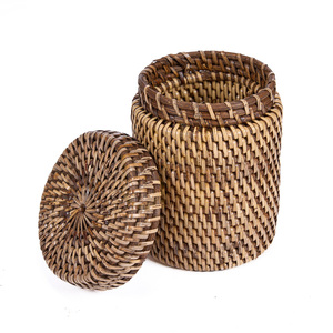 Pojemnik rattanowy BAZAR BIZAR The Rattan Canister naturalny brąz BAGE038NBr 7 Pojemnik rattanowy BAZAR BIZAR The Rattan Canister naturalny brąz BAGE038NBr small 7