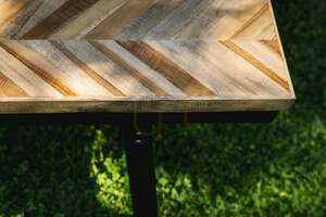 Ławka BAZAR BIZAR Herringbone naturalna 110 cm drewno tekowe czarne żelazo small 1