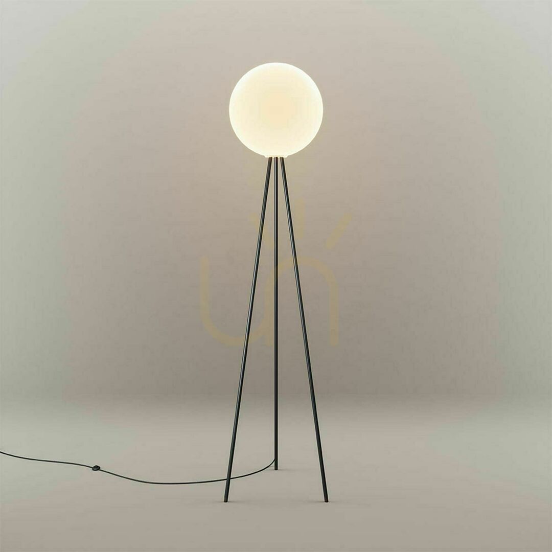 Pokaż Lampa podłogowa s.luce Orb Tripod 160 cm szklana kula przydymiona Lampa podłogowa s.luce Orb Tripod 160 cm szklana kula przydymiona