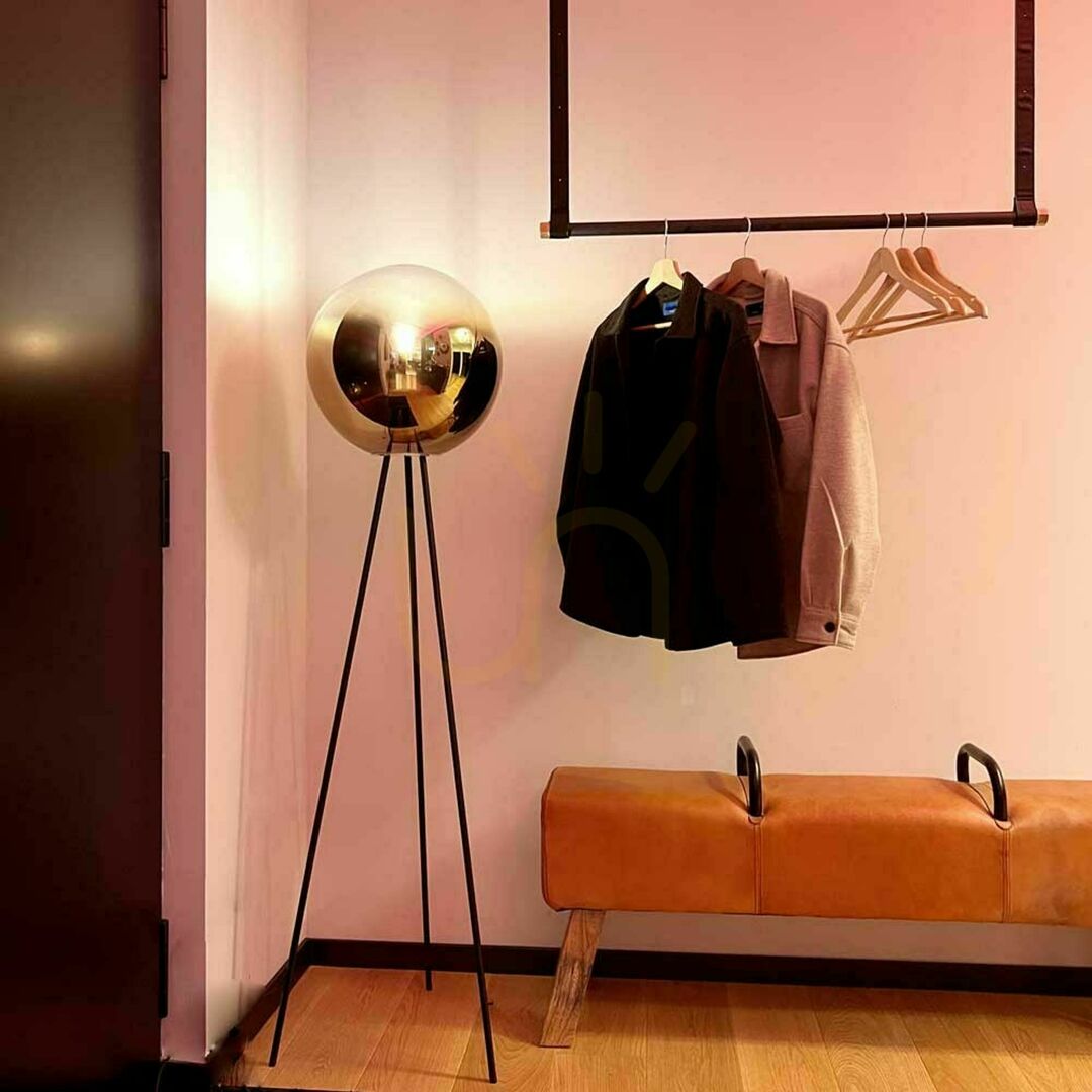 Pokaż Lampa podłogowa s.luce Orb Tripod 160 cm brązowa szklana kula Lampa podłogowa s.luce Orb Tripod 160 cm brązowa szklana kula