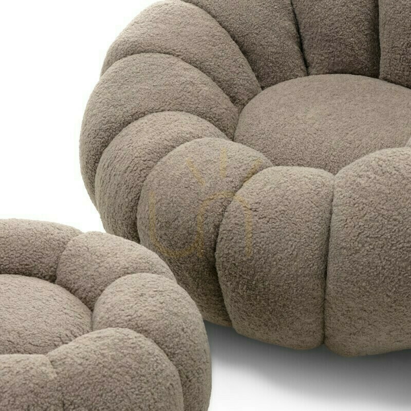 Zobacz Pufa PERLE, kolor cappuccino, tkanina bouclé, zaokrąglone kształty Nova Nook Pufa PERLE, kolor cappuccino, tkanina bouclé, zaokrąglone kształty Nova Nook