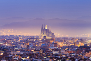 Magiczny zachód słońca w Barcelonie, Sagrada Família, widok z lotu ptaka, gra świateł i cieni, fototapeta na ścianę small 0